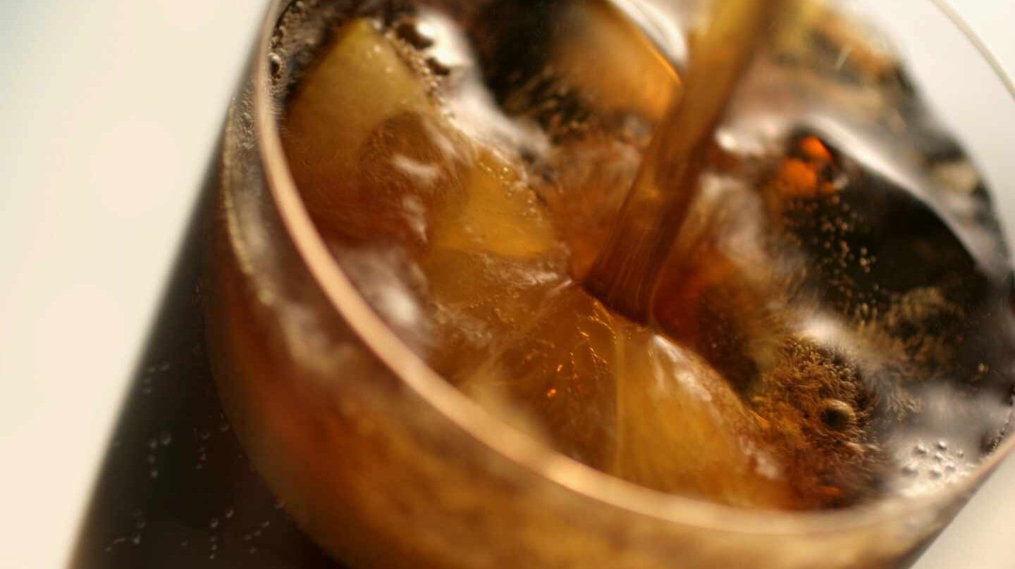 Las bebidas azucaradas aumentan el riesgo de muerte prematura, según un estudio.