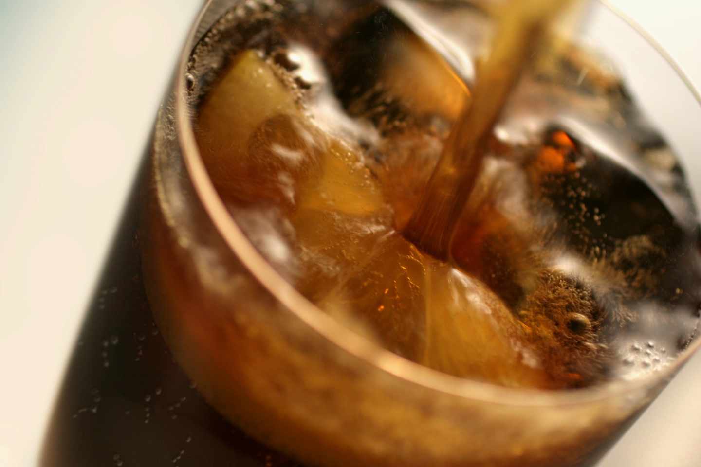 Las bebidas azucaradas aumentan el riesgo de muerte prematura, según un estudio.