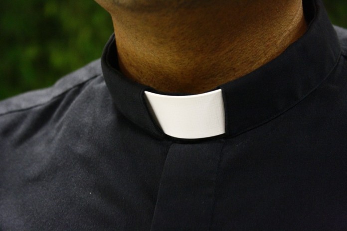 Dos detenidas en Sevilla por fotografiarse en una iglesia con la ropa del párroco