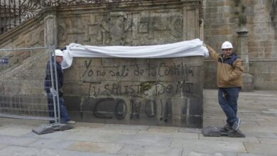 Pintadas contra los Borbones, la iglesia y Vox en la Catedral de Santiago