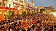 El Crucificado del Cristo de la Sangre, de la cofradía de San Benito, por la Plaza de San Francisco de Sevilla.