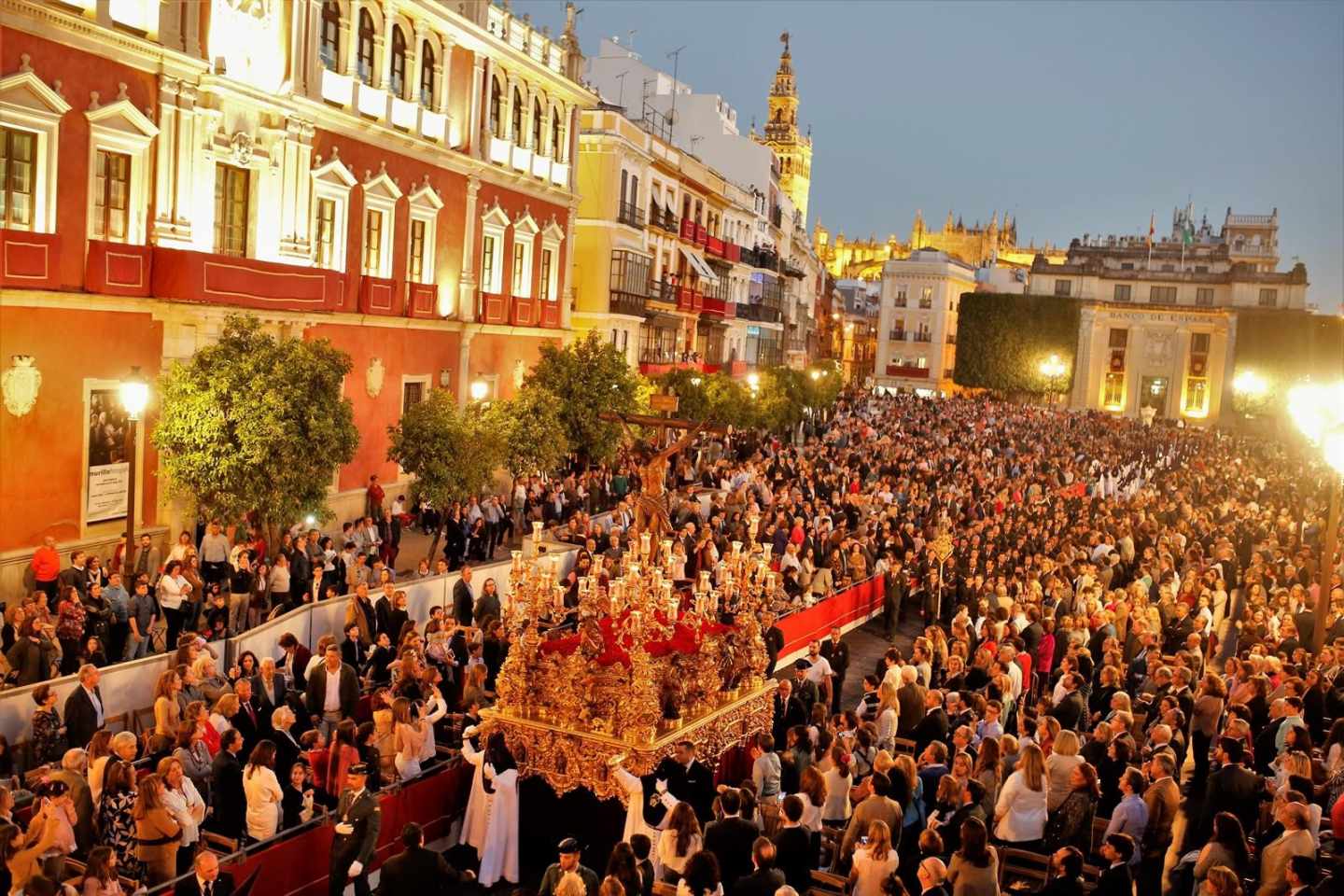 El Crucificado del Cristo de la Sangre, de la cofradía de San Benito, por la Plaza de San Francisco de Sevilla.