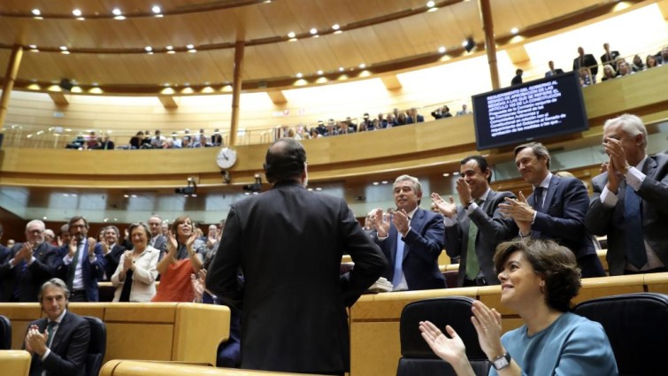 Imagen del Senado, con Rajoy de espaldas, el día que se aprobó la aplicación del 155, el 27 de octubre de 2017