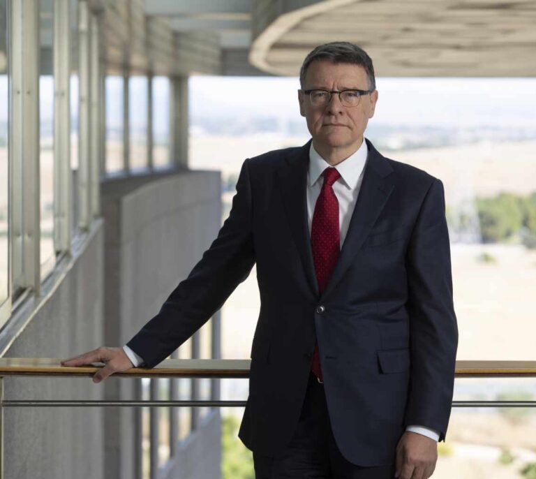 La carta de despedida de Jordi Sevilla: “Las restricciones externas pueden afectar a la buena marcha de REE”