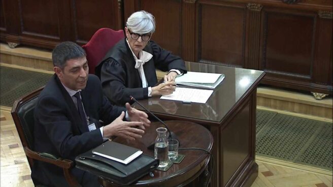 Josep Lluís Trapero, acompañado de su abogado durante su declaración ante el Tribunal Supremo.