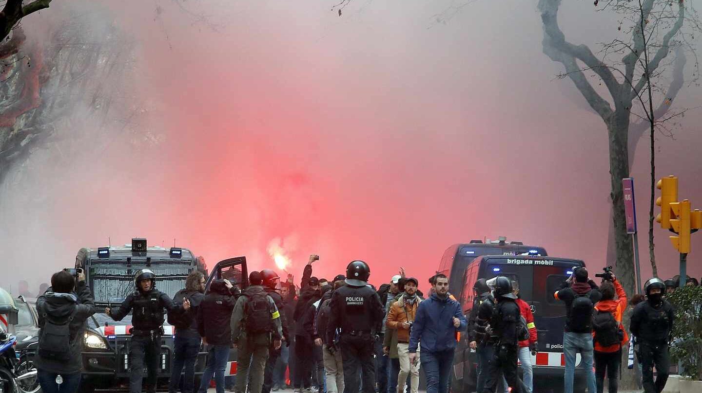 Ultras del Olympique de Lyon, custodiados por los Mossos d'Esquadra en Barcelona.