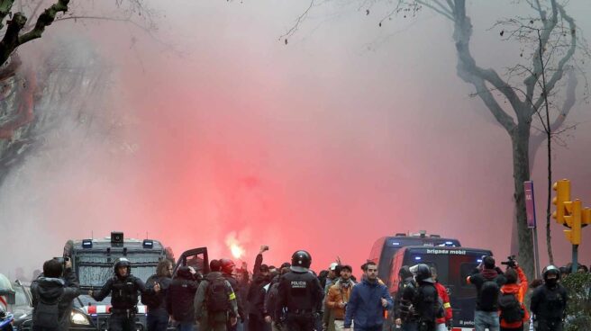 Ultras del Olympique de Lyon, custodiados por los Mossos d'Esquadra en Barcelona.