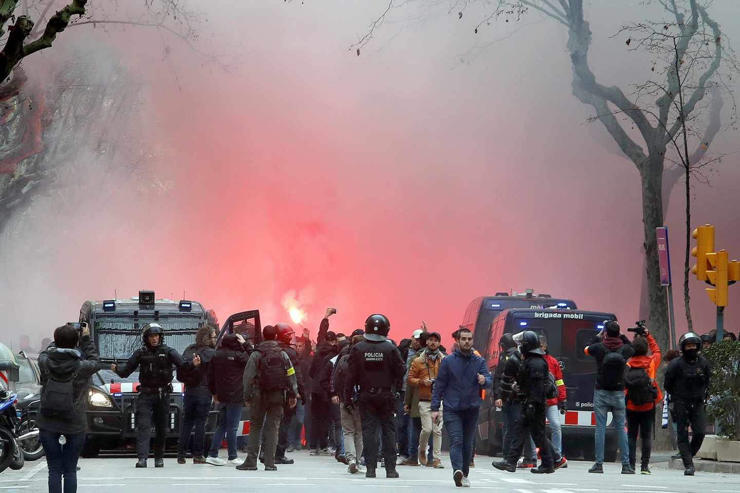 Ultras del Olympique de Lyon, custodiados por los Mossos d'Esquadra en Barcelona.