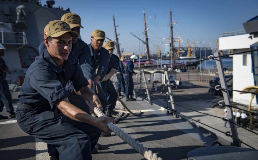 Soldados maniobran en una llegada a puerto del USS Carney.