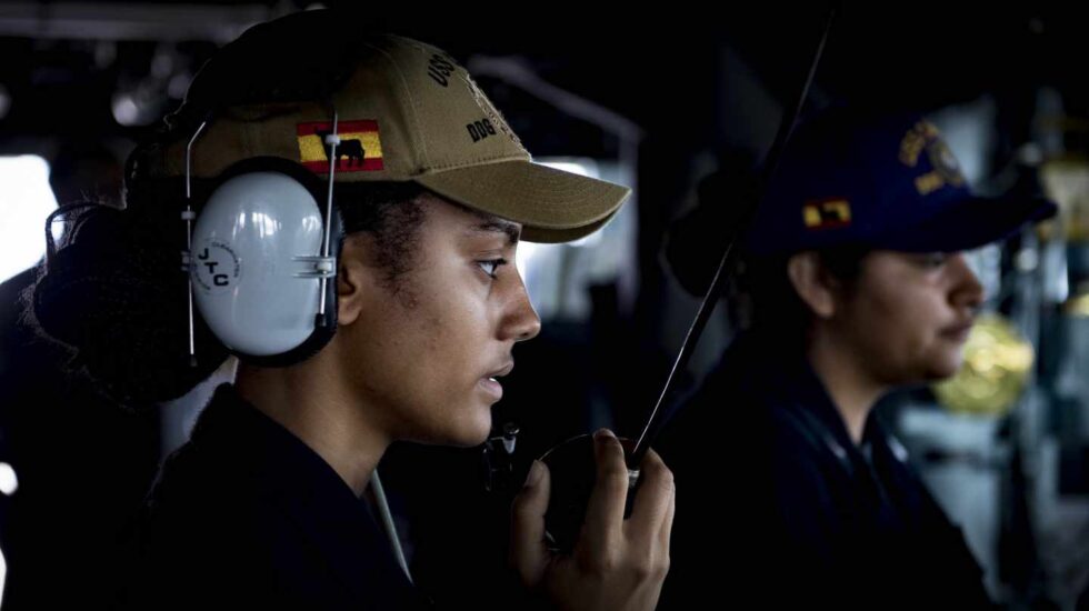Una oficial del USS Carney, con su gorra reglamentaria.