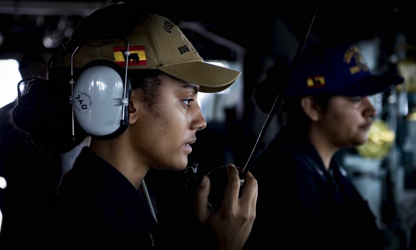 Una oficial del USS Carney, con su gorra reglamentaria.