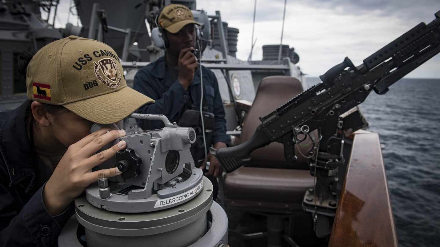 Tripulantes del USS Carney, en misión de patrulla.