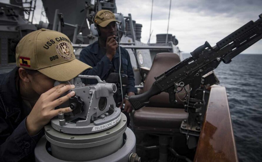 Tripulantes del USS Carney, en misión de patrulla.