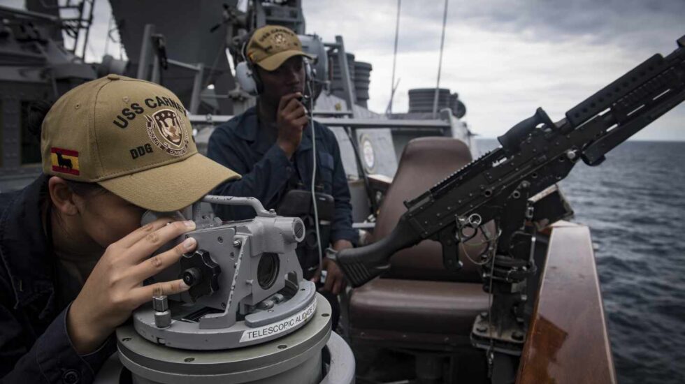 Tripulantes del USS Carney, en misión de patrulla.