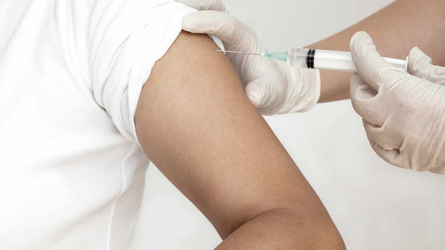 Extender la vacuna del papiloma a los varones llegaría a eliminar el cáncer de cérvix o cuello de útero.