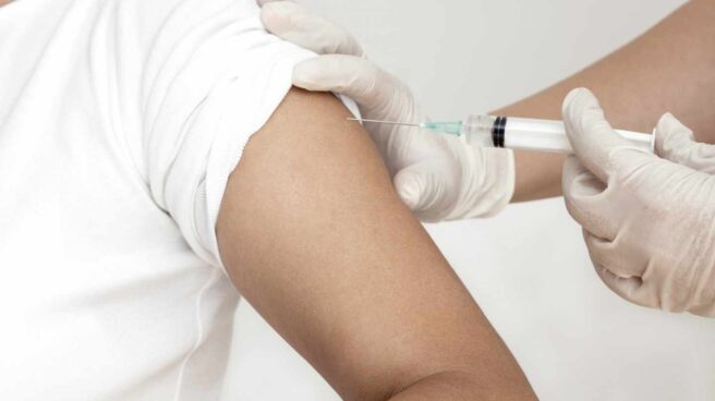 vacuna cervix Extender la vacuna del papiloma a los varones llegaría a eliminar el cáncer de cérvix o cuello de útero.