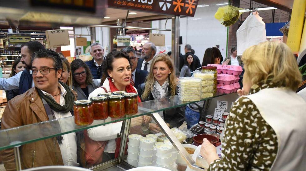 La ministra de Trabajo, Magdalena Valerio, en un mercado.