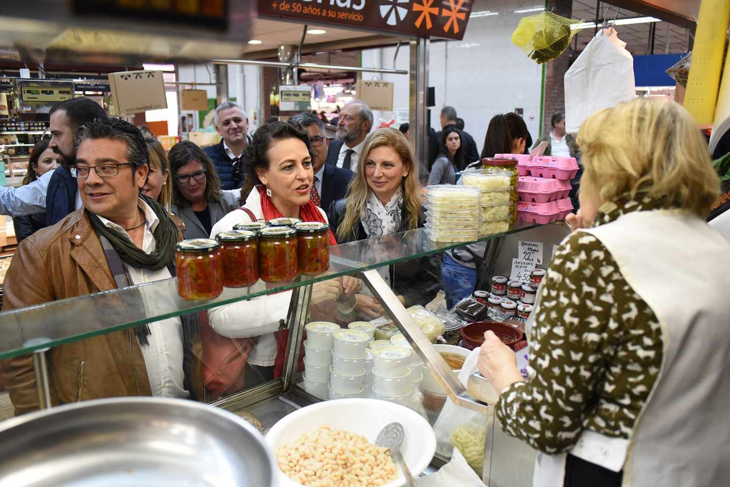 La ministra de Trabajo, Magdalena Valerio, en un mercado.