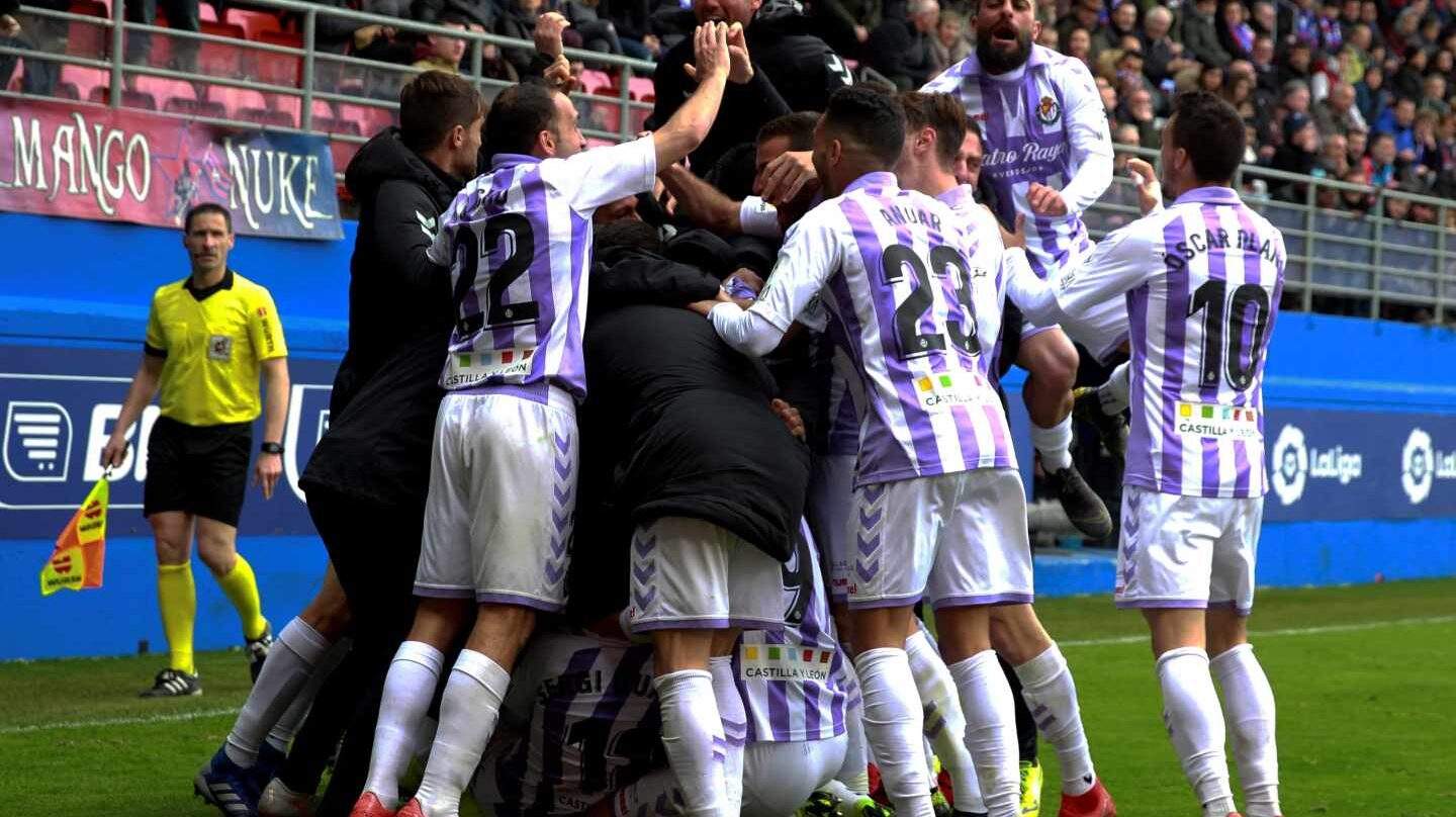 Los jugadores del Valladolid celebran su victoria ante el Eibar el pasado fin de semana.