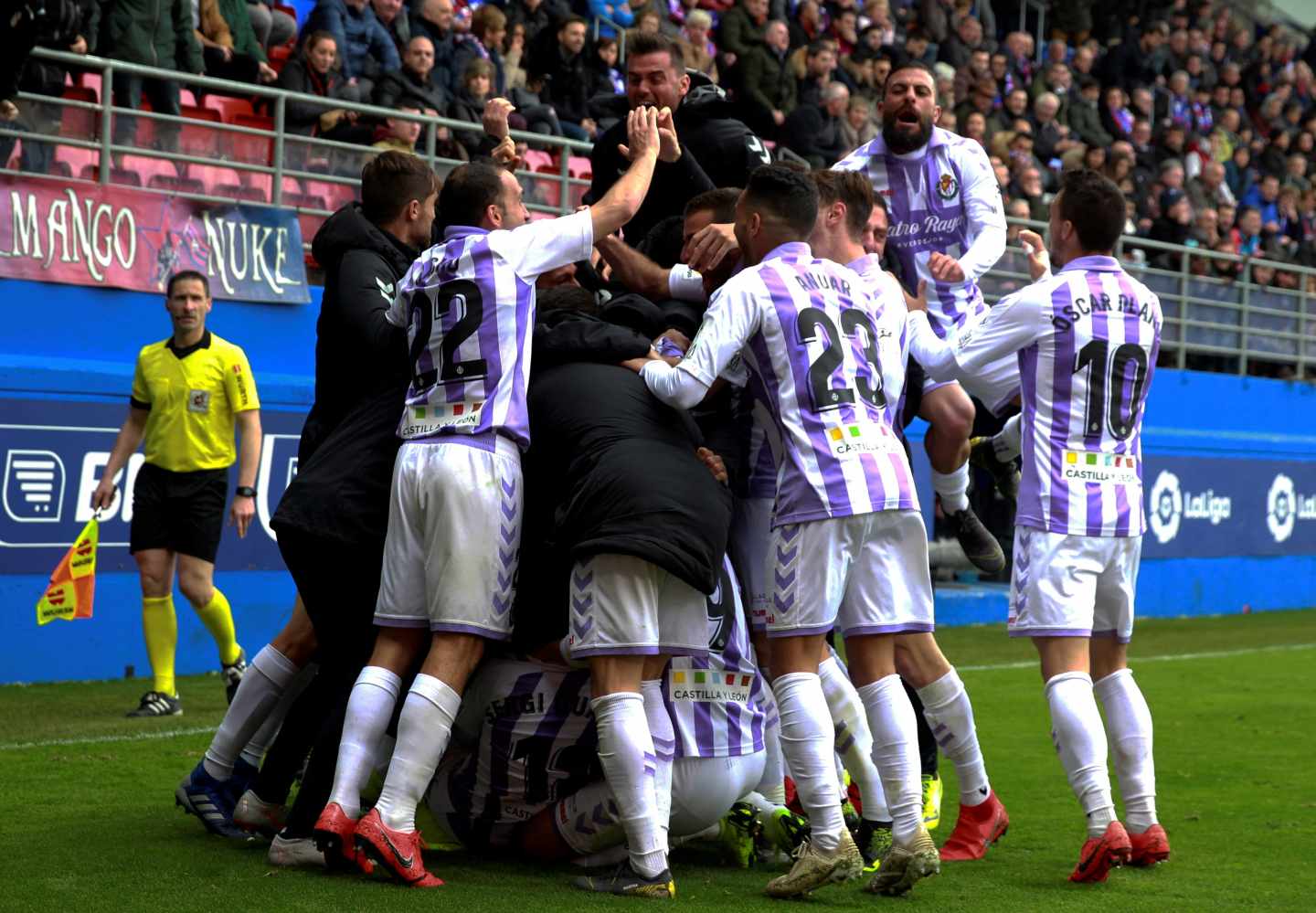 Los jugadores del Valladolid celebran su victoria ante el Eibar el pasado fin de semana.