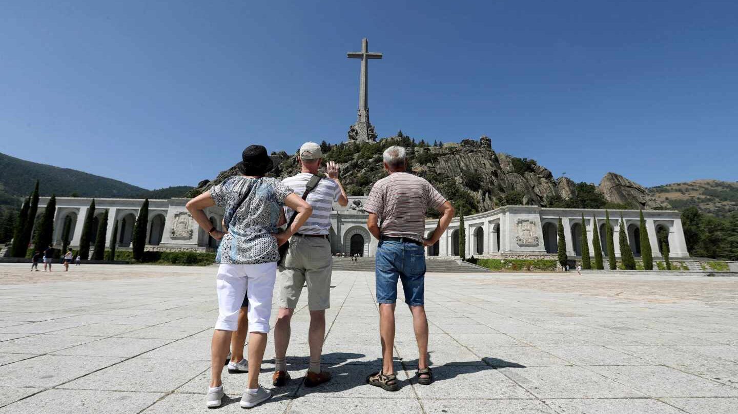 Unos visitantes, en la explanada situada ante la basílica del Valle de los Caídos el pasado verano.