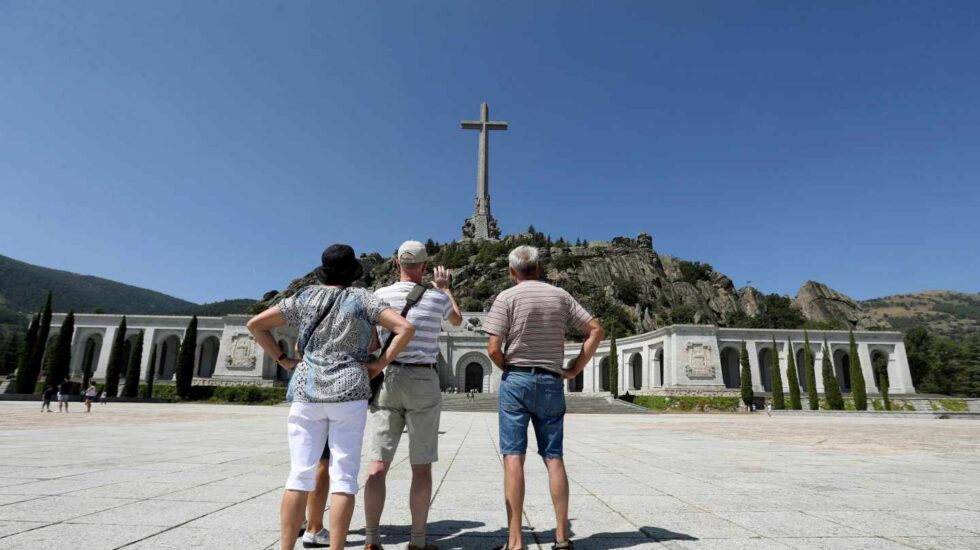 Unos visitantes, en la explanada situada ante la basílica del Valle de los Caídos el pasado verano.