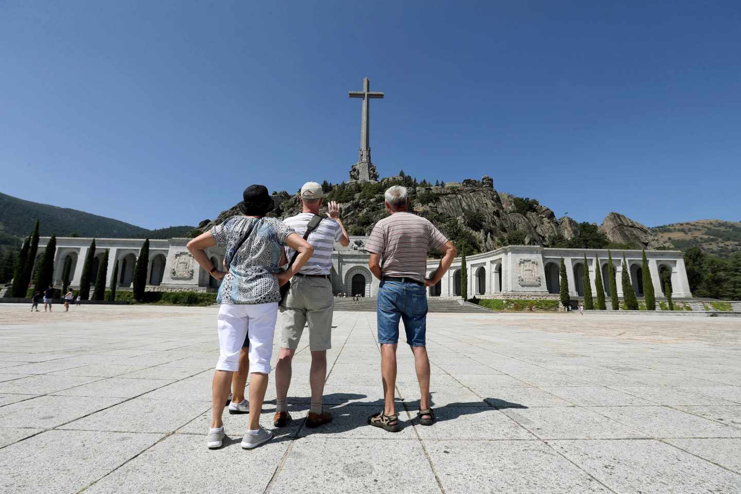 Unos visitantes, en la explanada situada ante la basílica del Valle de los Caídos el pasado verano.