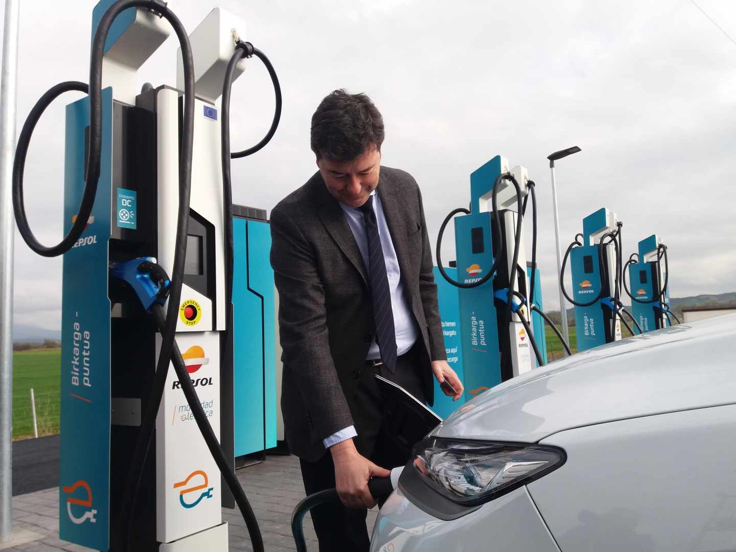 Un usuario recarga su vehículo eléctrico en la nueva estación 'ultrarrápida' de Lopidana (Álava).