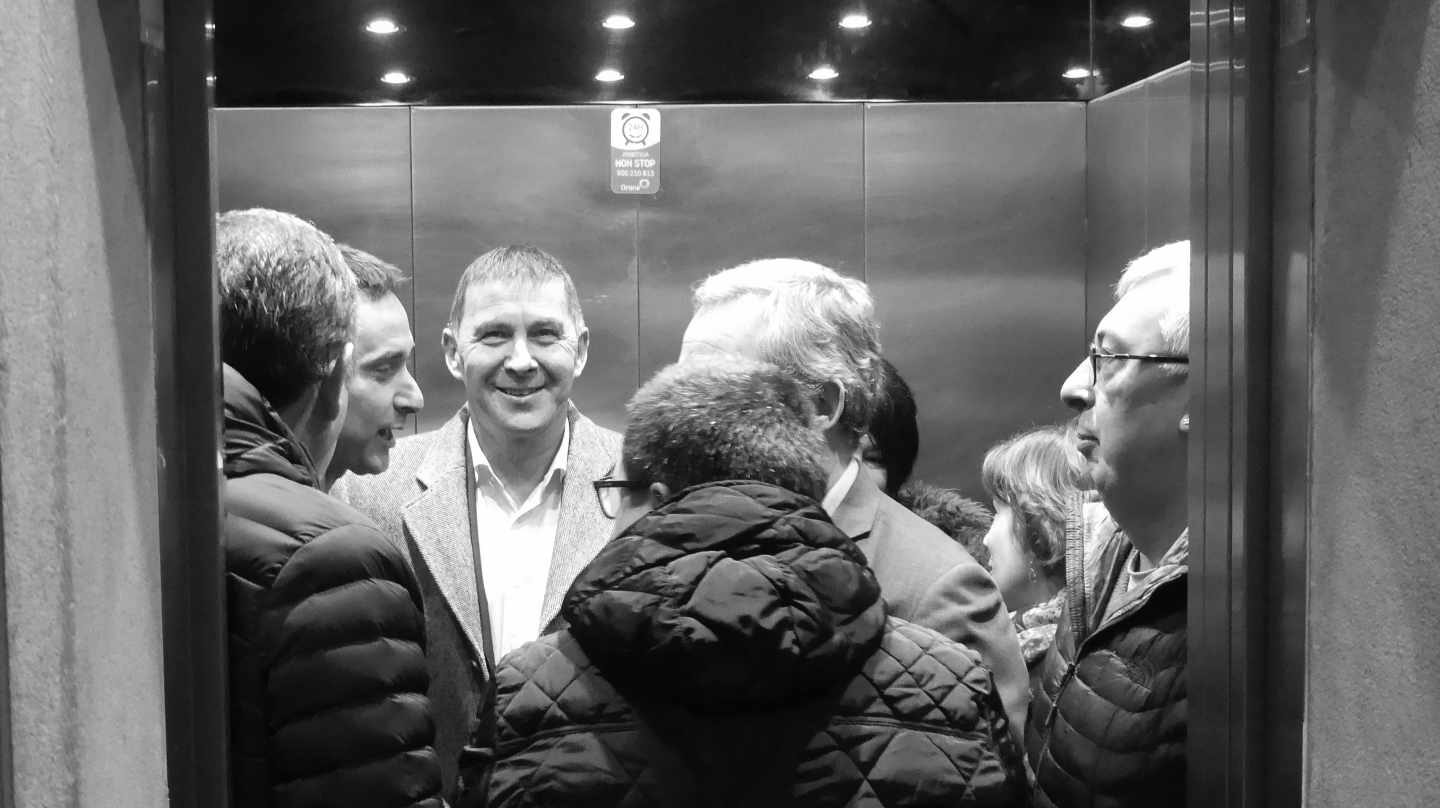 Arnaldo Otegi accede en ascensor a la sede de Confebask.