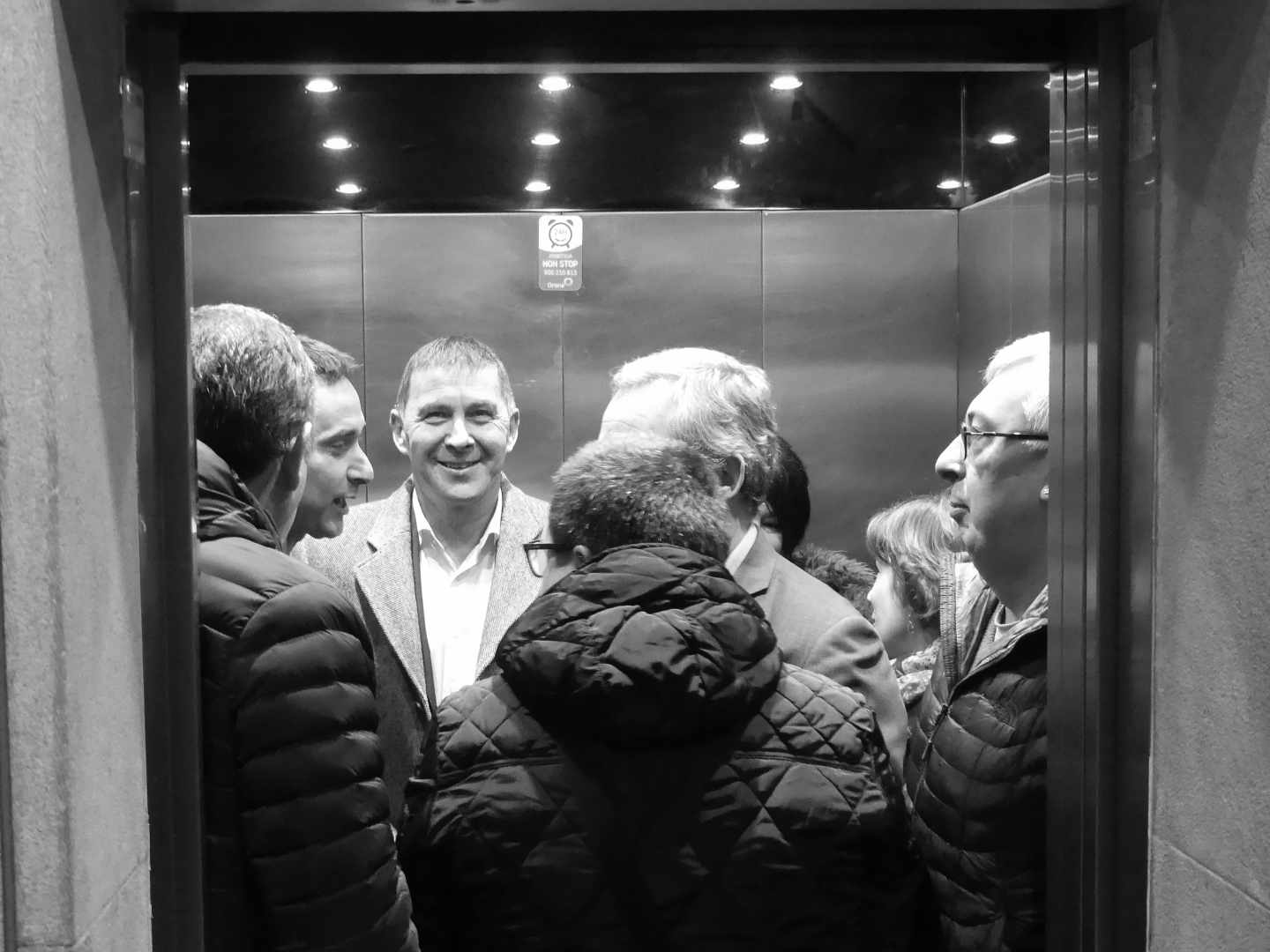 Arnaldo Otegi accede en ascensor a la sede de Confebask.