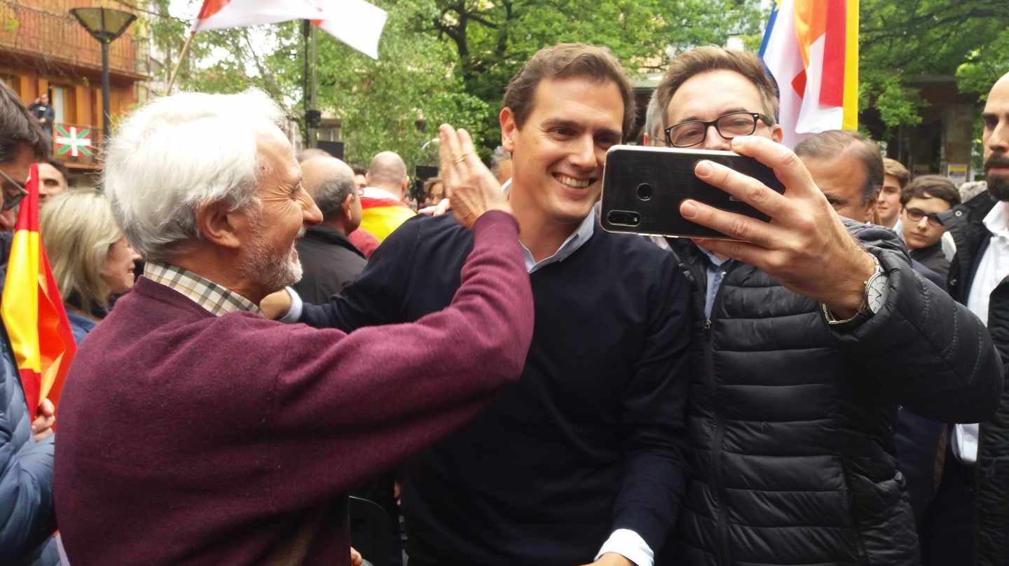 El líder de Ciudadanos, Albert Rivera, se hace un selfie con unos simpatizantes tras el mitin de Rentería.