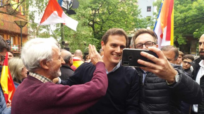 El líder de Ciudadanos, Albert Rivera, se hace un selfie con unos simpatizantes tras el mitin de Rentería.