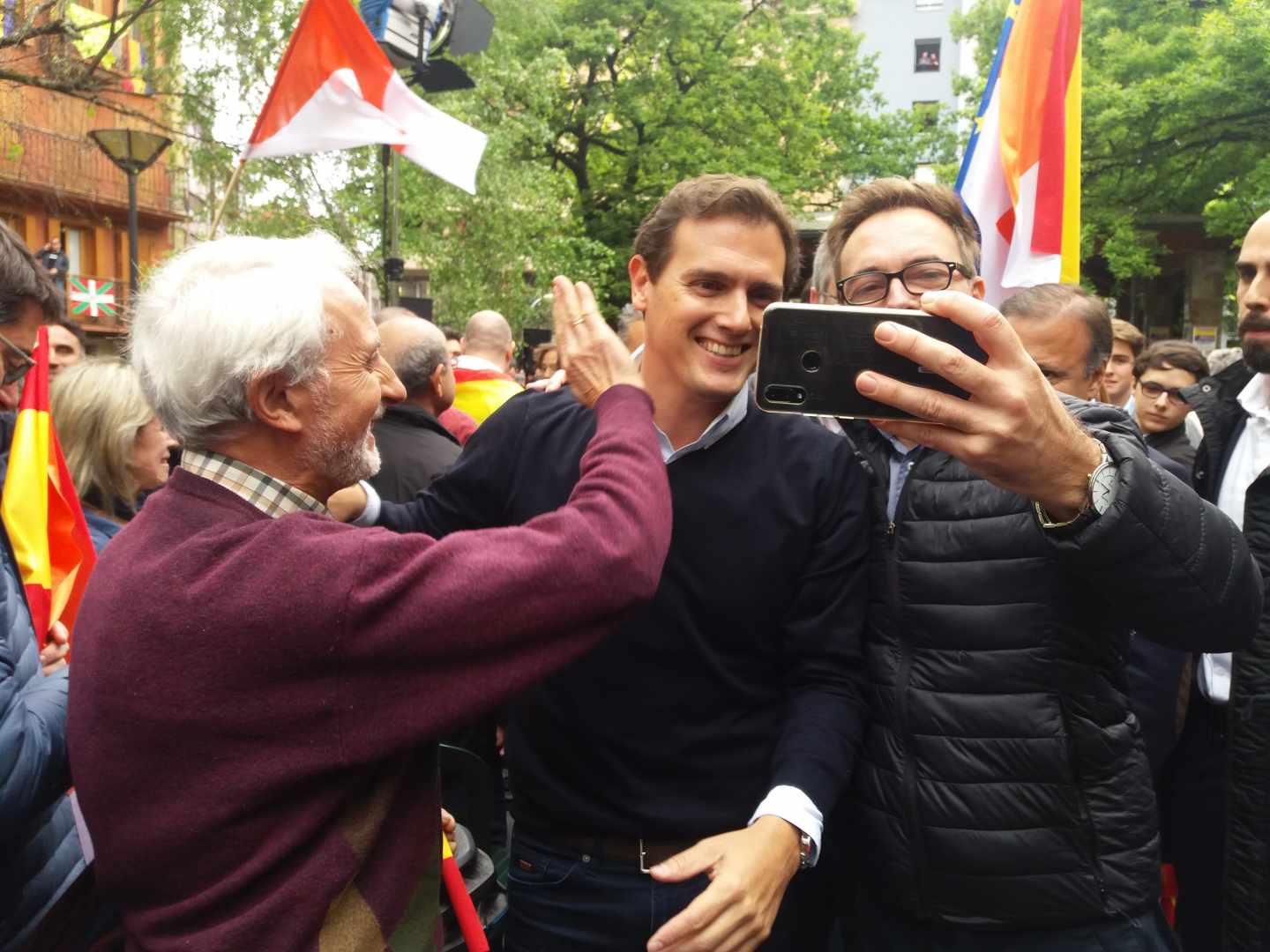 El líder de Ciudadanos, Albert Rivera, se hace un selfie con unos simpatizantes tras el mitin de Rentería.