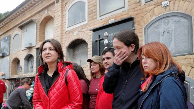 Pablo Iglesias observa los trabajos de exhumación en Paterna (Valencia).