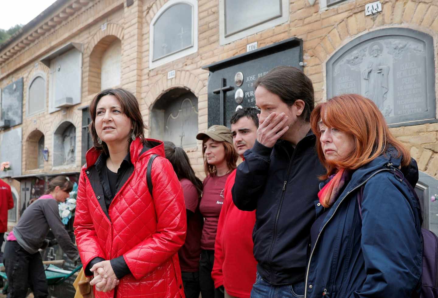 Pablo Iglesias observa los trabajos de exhumación en Paterna (Valencia).