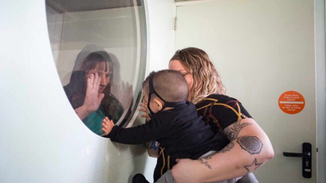 Un niño burbuja se cura en Barcelona gracias a la prueba del talón