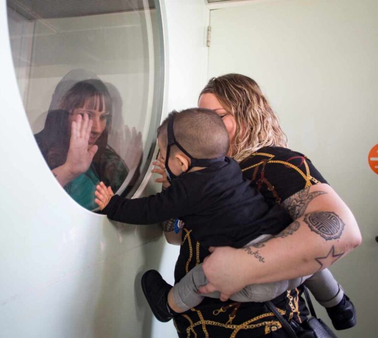 Un niño burbuja se cura en Barcelona gracias a la prueba del talón