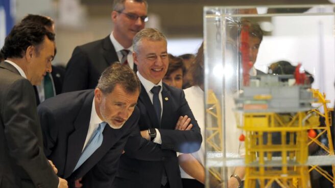 El Rey Felipe VI, junto al lehendakari, Iñigo Urkullu, durante su visita hoy al BEC de Barakaldo.