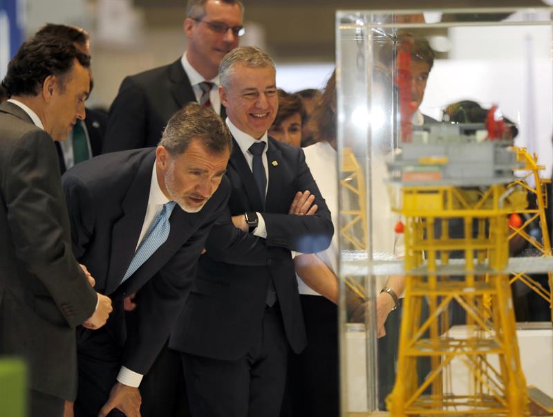 El Rey Felipe VI, junto al lehendakari, Iñigo Urkullu, durante su visita hoy al BEC de Barakaldo.