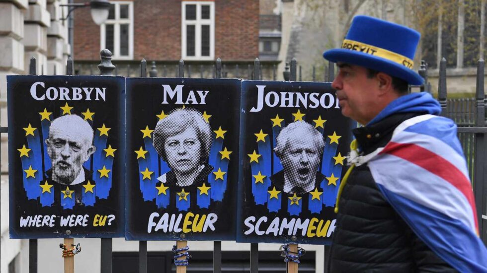 Crisis del Brexit: carteles de Corbyn, May y Johnson en Londres.