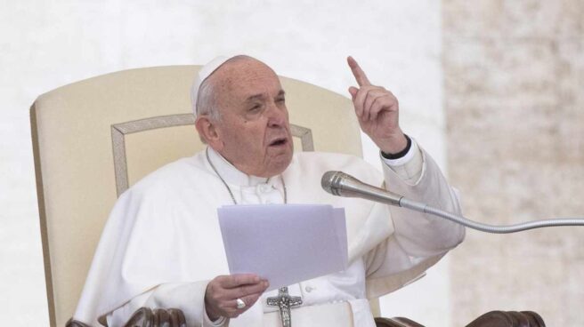 El Papa Francisco, obligado a bendecir sentado: "Esta pierna no es buena, no funciona"