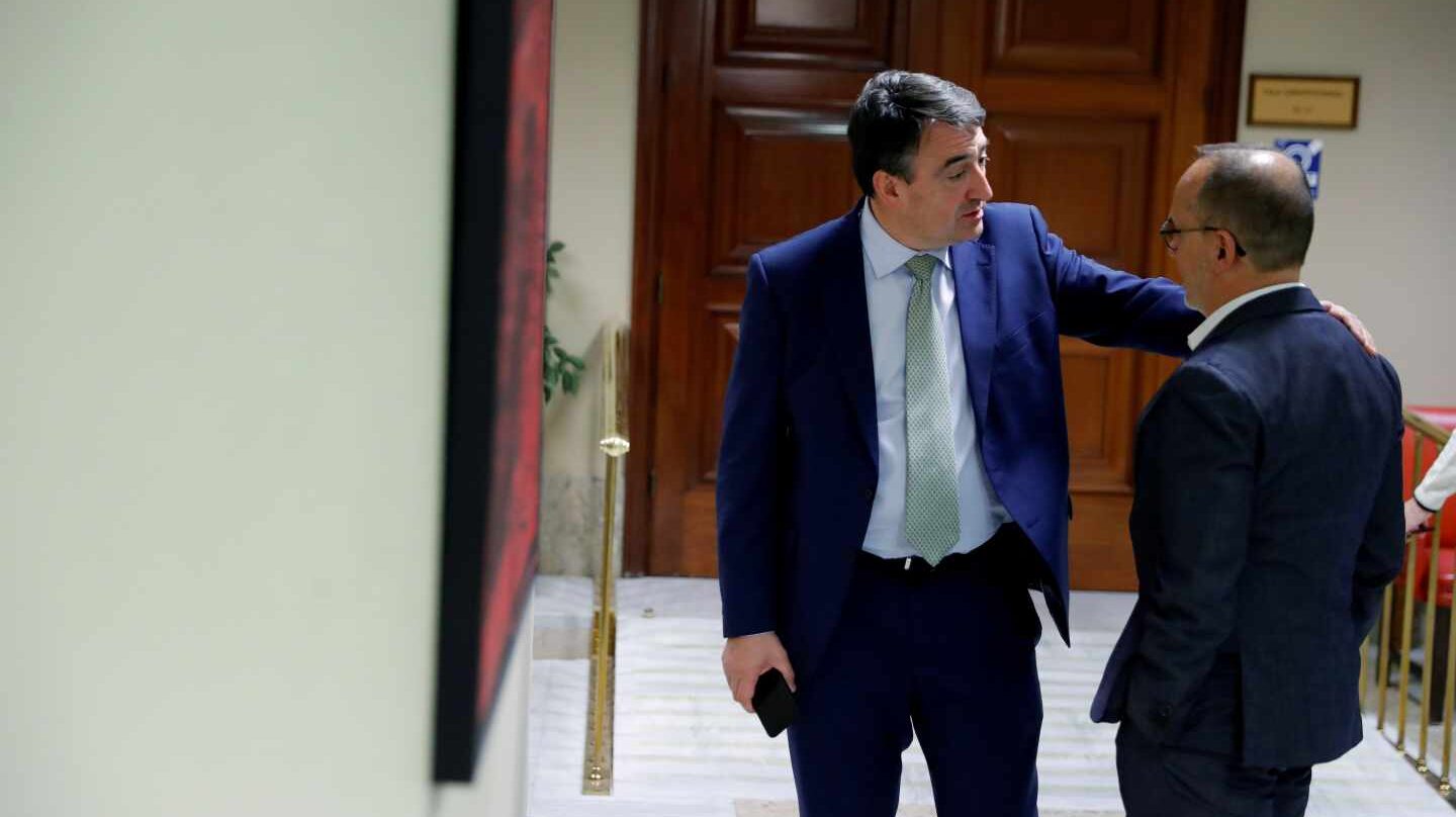 Aitor Esteban (PNV) charla con Carles Campuzano durante la reunión de la Diputación Permanente del Congreso