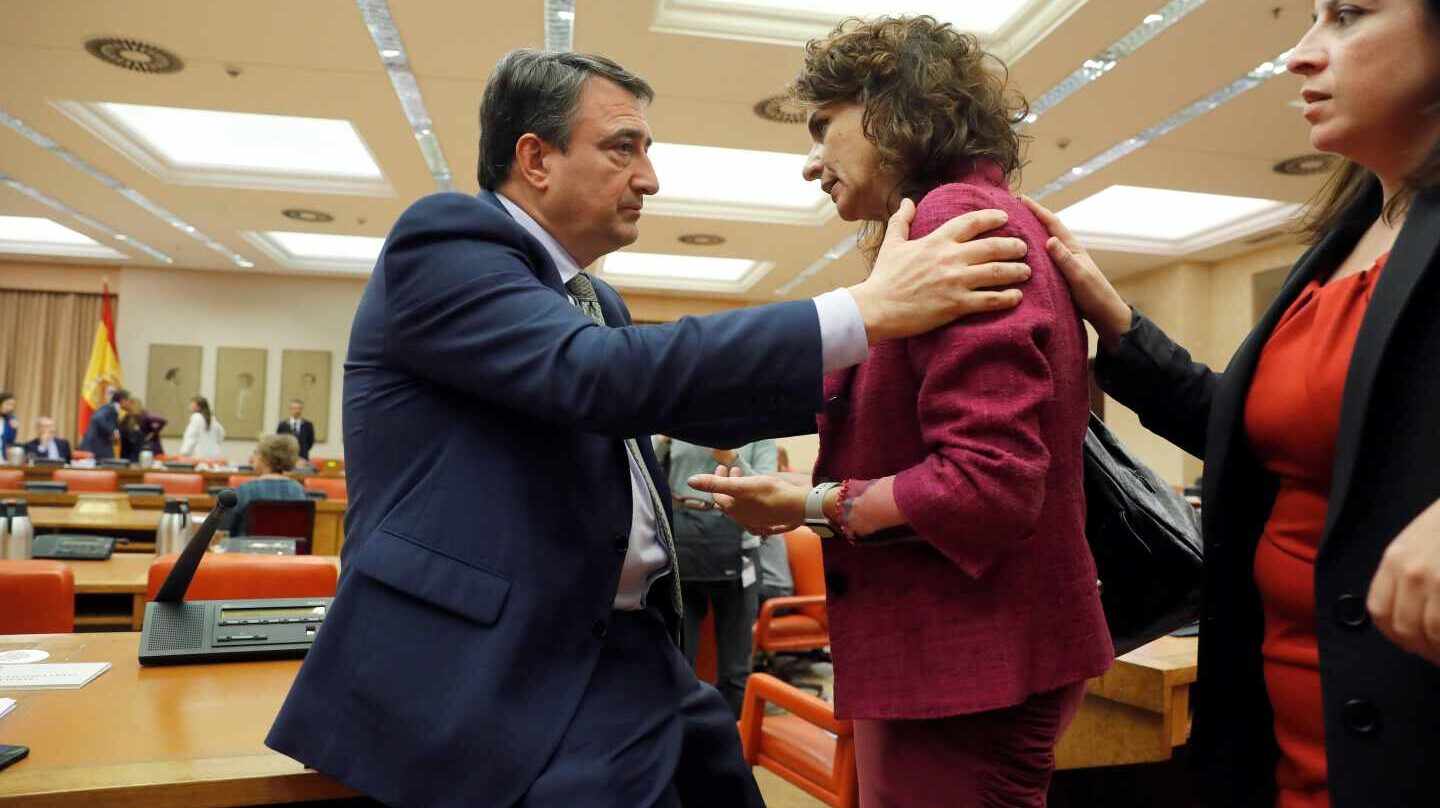 Aitor Esteban y María Jesús Montero, en la Diputación Permanente.