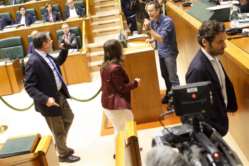 Instante en el que se encaran el parlametario de Bildu y los representantes del PP mientras abandonan el Pleno.