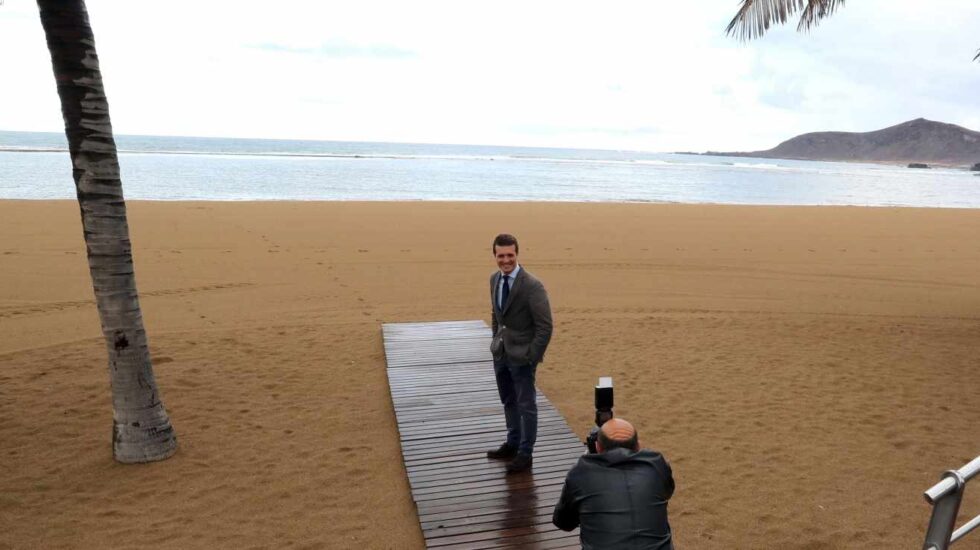 Casado posa en la playa de Las Canteras en Gran Canaria