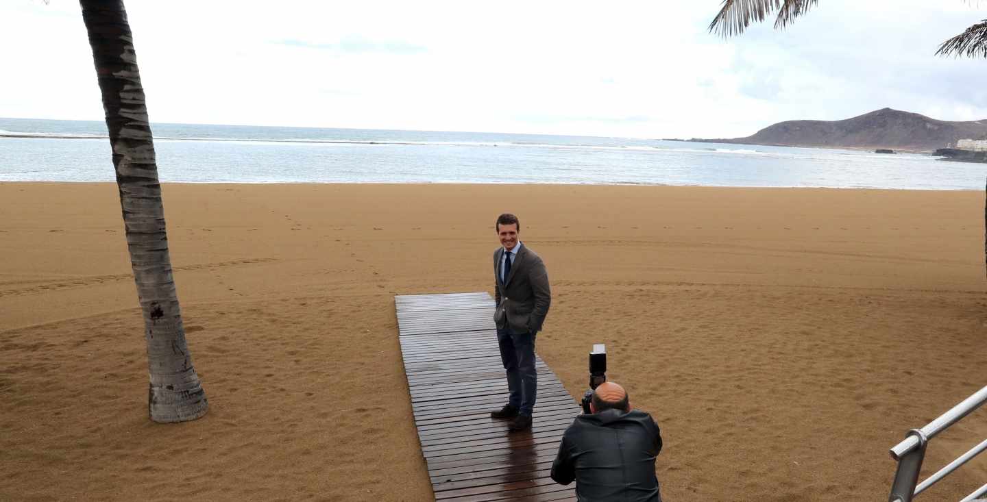 Casado posa en la playa de Las Canteras en Gran Canaria