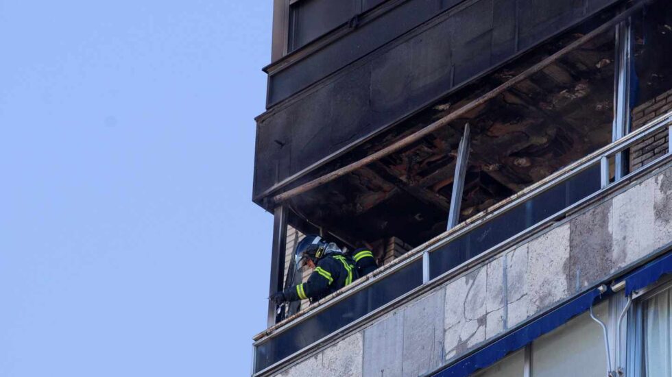 Equipos de emergencia actuando en el interior de la vivienda calcinada