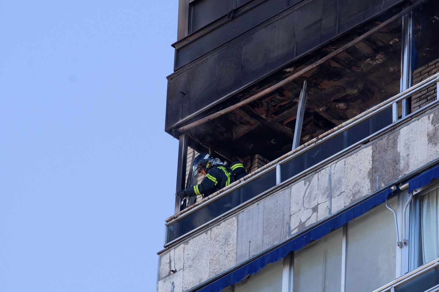 Equipos de emergencia actuando en el interior de la vivienda calcinada