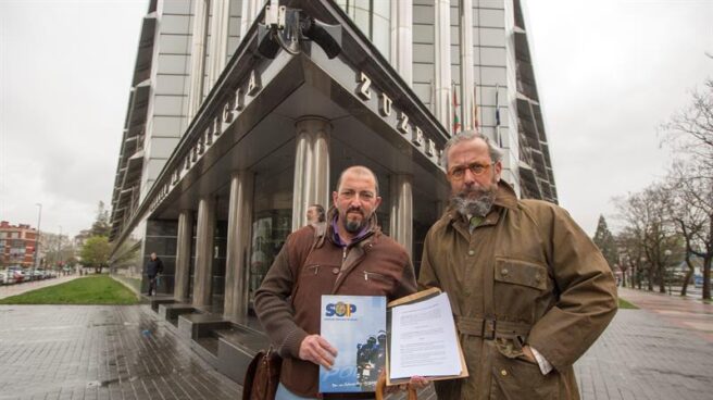 Responsables del SUP tras la presentación del acto de conciliación en la Audiencia de Alava.