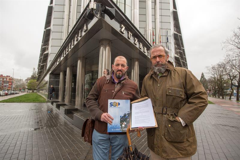 Responsables del SUP tras la presentación del acto de conciliación en la Audiencia de Alava.